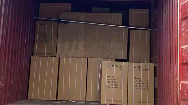 30升35升液氮罐出口裝車，發(fā)往新加坡